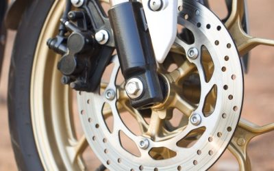 Cómo ajustar los frenos de tu moto en casa