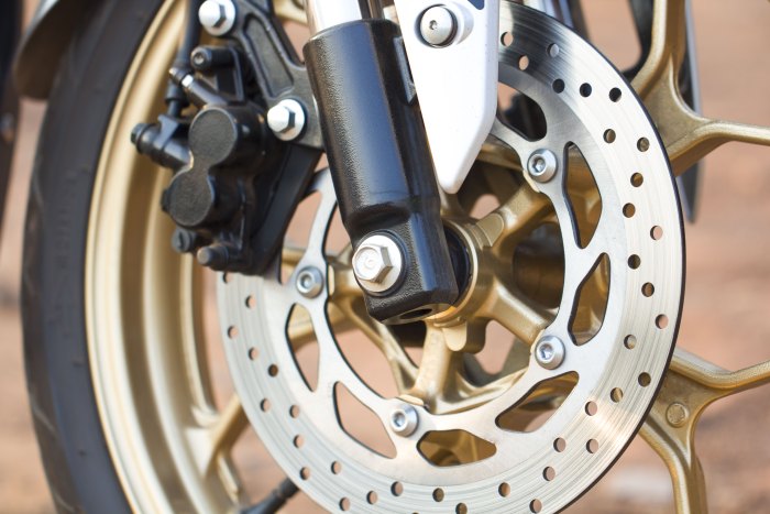 como ajustar frenos moto