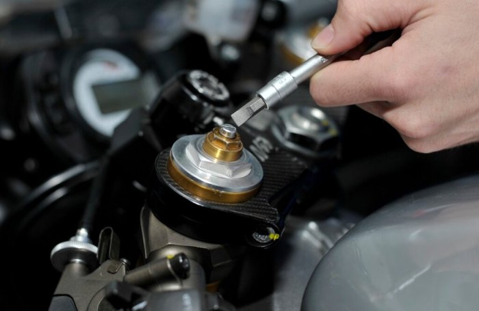 como-ajustar-la-dureza-del-amortiguador-regulable-en-precarga-y-extension