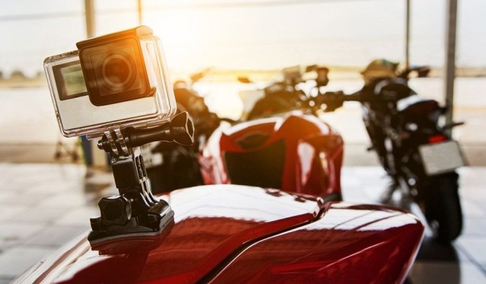 como-grabar-tus-viajes-en-moto-con-una-camara-gopro-o-similar