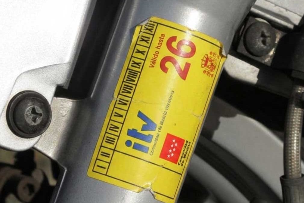 ¿Estoy obligado a poner la pegatina de la ITV en la moto?