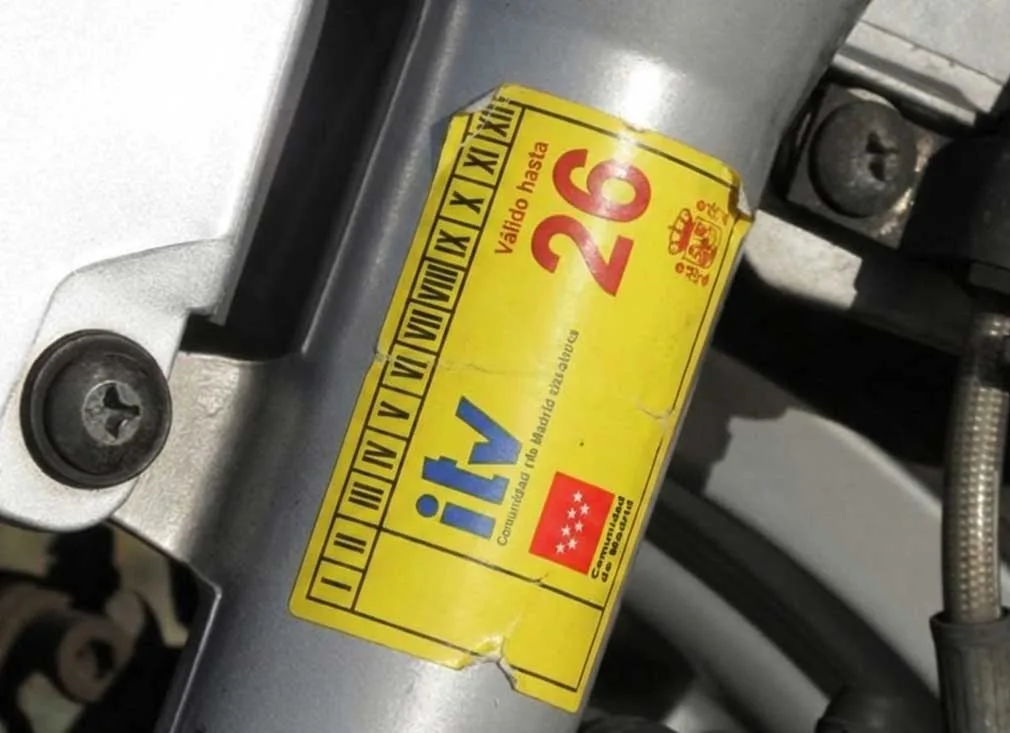 ¿Estoy obligado a poner la pegatina de la ITV en la moto?