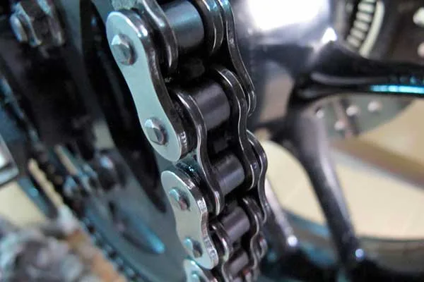 Cómo y cada cuanto tiempo hay que engrasar la cadena de una moto
