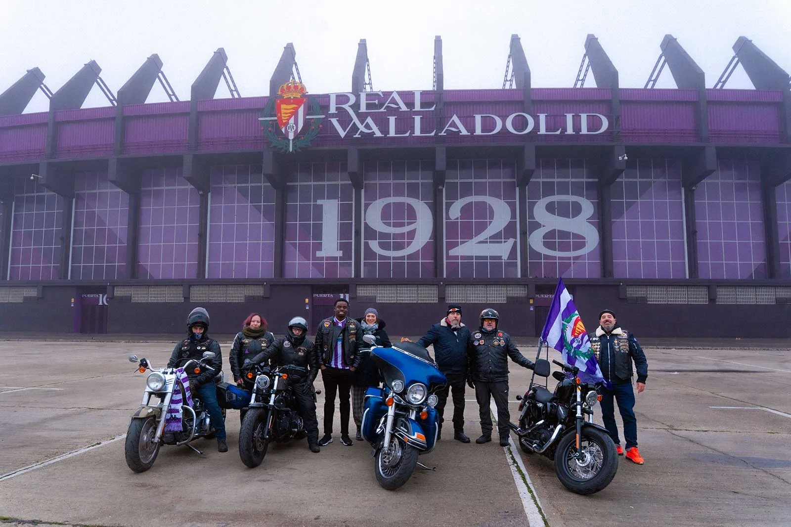 El Real Valladolid presenta a su nuevo fichaje a lomos de una Harley