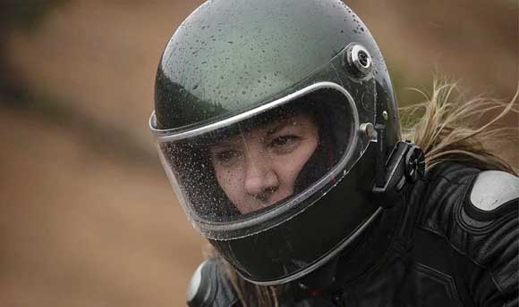 Legalidad y normas de uso de los intercomunicadores de casco en España