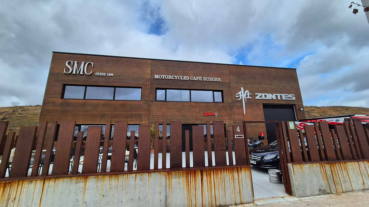 Motos, hamburguesas y barbería. Así es el nuevo local de Servimoto Cundo en Valladolid