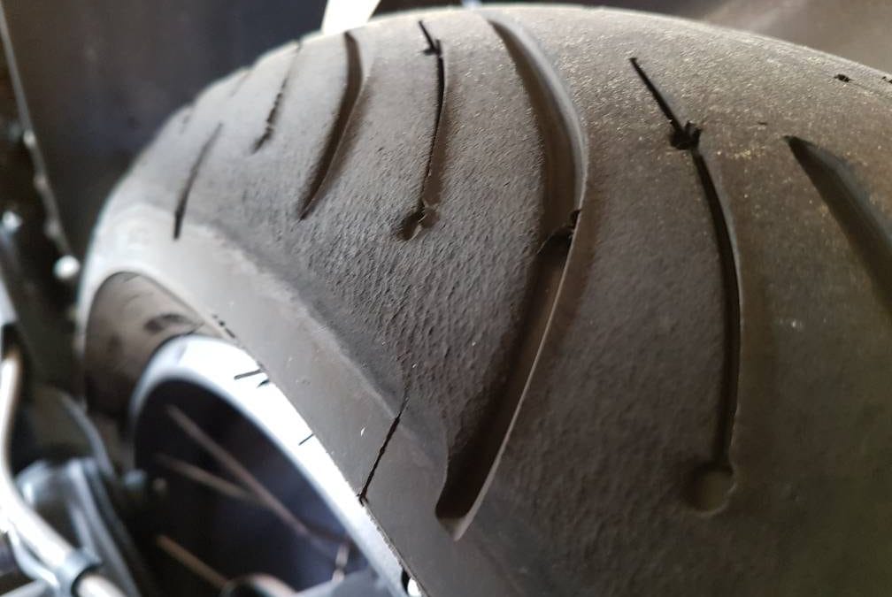 Cómo saber cuándo cambiar los neumáticos de la moto