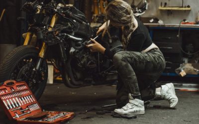 Qué Puedes Hacer Tú Mismo en Tu Moto y Qué Dejar al Taller: Guía para Moteros Prácticos