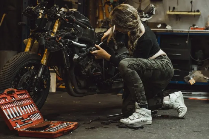 Qué Puedes Hacer Tú Mismo en Tu Moto y Qué Dejar al Taller: Guía para Moteros Prácticos