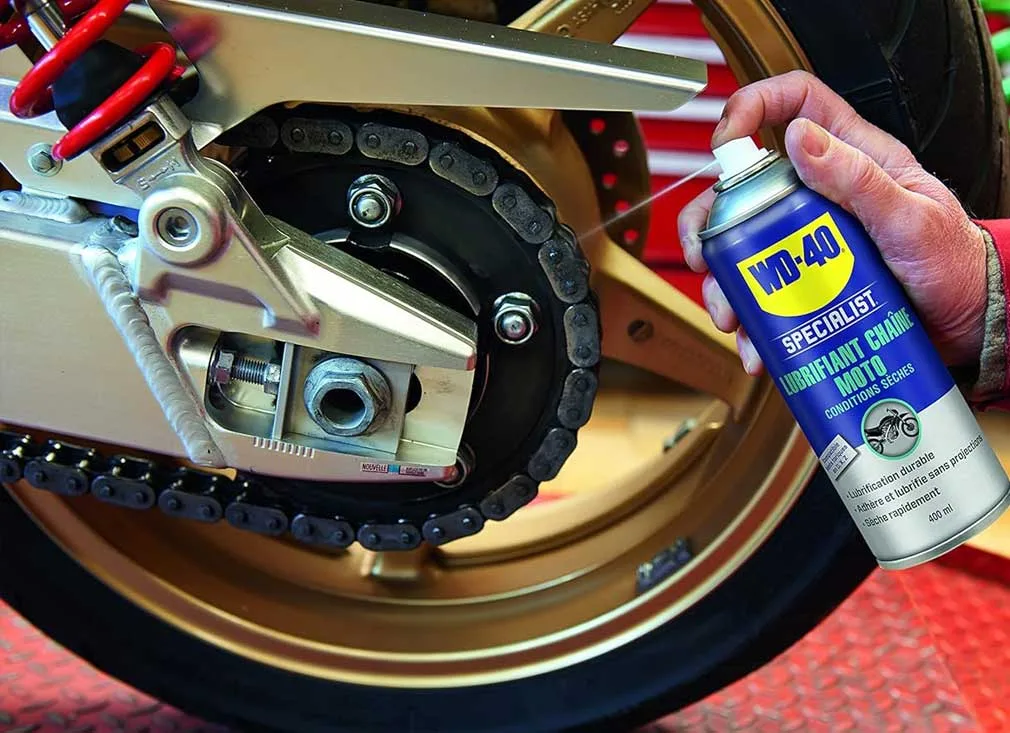 El truco del WD-40 que todos los moteros usan (y el que jamás deberías hacer)
